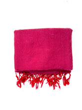 Afbeelding in Gallery-weergave laden, Zachte handgeweven sjaal van Jakwol kleur fuchsia roze