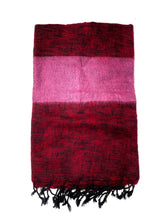 Afbeelding in Gallery-weergave laden, Zachte handgeweven sjaal van Jakwol kleur roze paars gestreept
