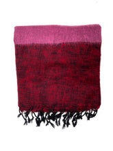 Afbeelding in Gallery-weergave laden, Zachte handgeweven sjaal van Jakwol kleur roze paars gestreept
