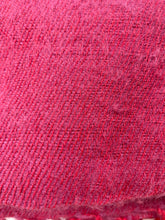Afbeelding in Gallery-weergave laden, Zachte handgeweven sjaal van Jakwol kleur fuchsia roze

